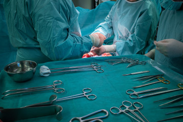 Chirurgen bei OP mit verschiedenem OP-Besteck